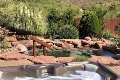 Image de Extraordinary Home enveloped by Majestic Mountains