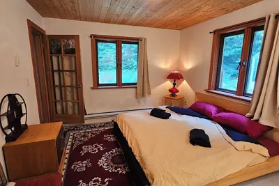 Image de Country Manor Eco Home. Old growth on 10 acres. 5 min from beach. Pet friendly.