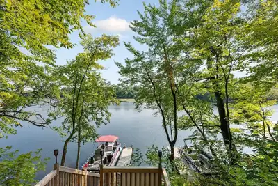 Image de Newer Constructed Lakeside Lodge! Pontoon Rental! Waterfront 4 bedrooms, 2 baths
