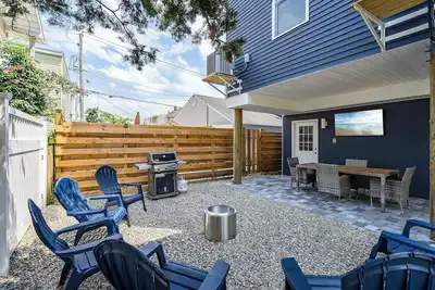 Image de New build 4bdr/4bath Family Home. 3 Decks/Back Yard/Bbq/Bay Views/Wet Bar/4k TVs