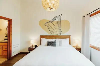 Image de One-Bedroom King Deluxe Suite with Full Kitchen and Washer/Dryer in the Heart of Kalispell, Mt