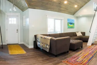 Image de 3br Home - Red Roost Main Floor only