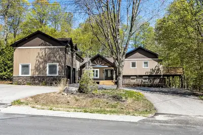 Image de Amazing Lakeview Retreat with Hot Tub, Sauna and Private Loft!