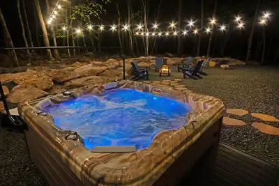 Image de ❤️ New Construction- Private Mini Golf- Private Hot Tub- Game Room- Home Theatre