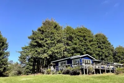 Image de Ranch home w/ hot tub in the Mendocino Redwoods. Pet- & family-friendly.