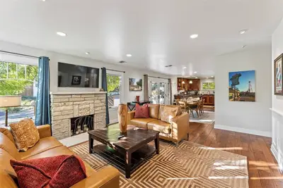 Image de Gorgeous Corner 4 Br Home - Location -Gay Friendly