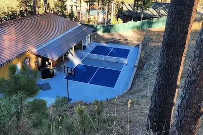 Image de Near Mt Rushmore, Crazy Horse & Custer State Park Hot Tub Pickle Ball Court