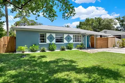 Image de Cutest House on the block Central to downtown and the best beaches!