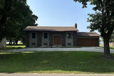Image de YoopCoop - a spacious, comfortable home located in the heart of Grand Marais, Mi