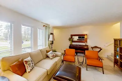 Image de Two-story condo with pool, tennis & patio - 2 short blocks to the beach