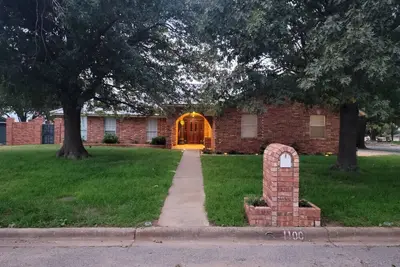 Image de Spacious small town retreat with inground pool and privacy fence.