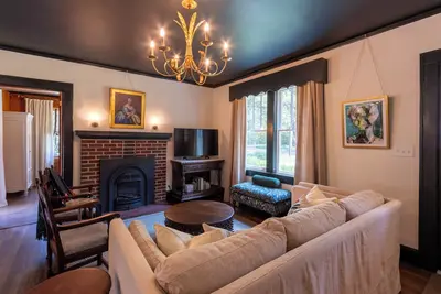 Image de Beautifully remodeled 1930s cottage in Five Points!