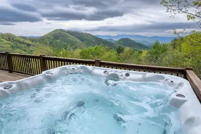 Image de Stunning Views and Hot Tub, at Beary Cozy Cabin