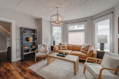 Image de Cheery 3br w 2 King Beds, Outdoor Dining, Fire Pit, Quiet, Fenced Yard, Central