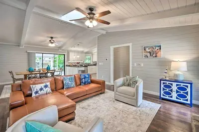 Image de Relax by the bay! Cozy Beach House w/ Private Pool Oasis < 2Mi to the Beach!