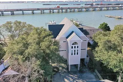 Image de Exquisite 3-bedroom, 3-bathroom beachfront vacation home.