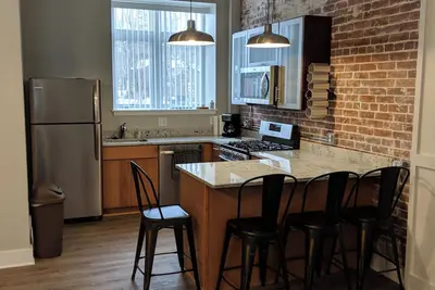 Image de Modern 2-bedroom apartment with cozy fireplace, walkable village location!
