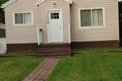 Image de Inner City Bungalow Edmonton. Close to major sports facilities & hospitals