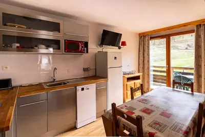 Image de Schöne Wohnung mit Blick auf Hänge und renovierte Küche