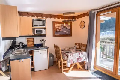 Image de Studio 4 Personen mit Blick auf die Pisten