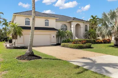 Image de Beautiful golf course home overlooking the greens and walking distance to the beach New!