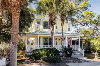 Image de The Yellow Cottage is your perfect Emerald Coast getaway