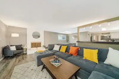 Image de Modern Home in Reno w/PoolTable, HotTub. 10 mins from Downtown!