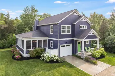 Image de Private Beach, Hot Tub, Basketball Court, Fire Pit, Screened Porch & So Much More!