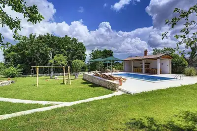 Image de Villa avec piscine et terrain de volley