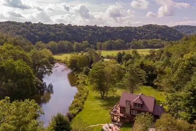 Image de Lazy River Lodge - Riverfront home with fire pit, hot tub!
