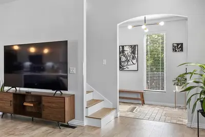 Image de Stylish Downtown Rogers Home Near Everything Nwa!