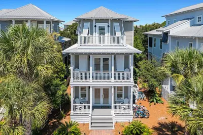 Image de Southern Charm - Luxury Vacation Rental Near the Beach with Community Pool & Amenities