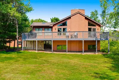 Image de Golf course-front home with 2 pools, private beach, boat launches, tennis, grill