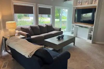 Image de Completely renovated, spacious contemporary house, short walk to the beach!