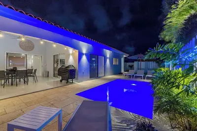 Image de *New* Modern 3br2ba Home w\/ Private Pool & Patio