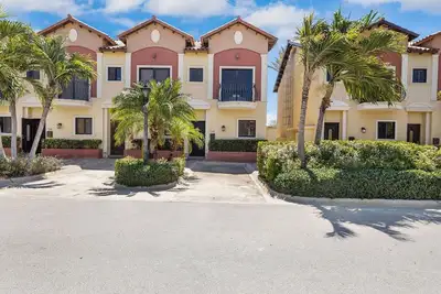Image de Townhome @ Goldcoast ~ Gym ~ Pools ~ 24/7 Security