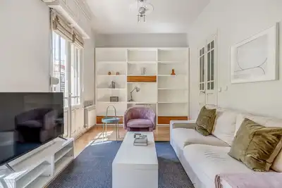 Image de Bright Trafalgar 2br, near Plaza de Olavide, by Blueground
