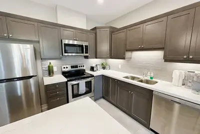 Image de 4 Bedroom and 4 Full Bathroom Bungalow Minutes from Niagara Falls