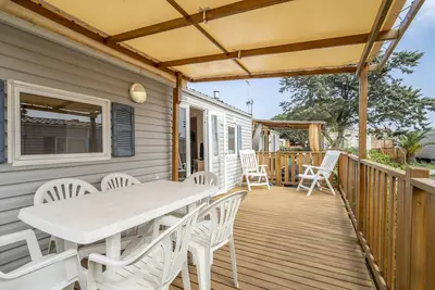 Image de Chez Claude - avec piscine partagée, terrasse privée et climatisation
