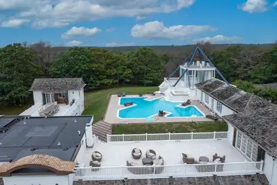 Image de Dog-friendly estate with amazing pool, deck, & game room at new reduced rate