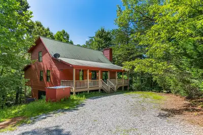 Image de Secluded cabin with game room, wood fireplace, firepit, & great decks