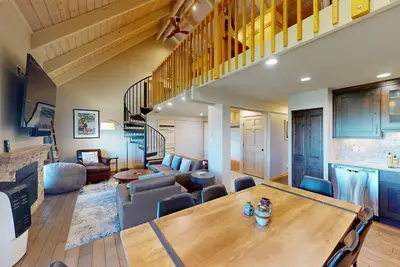 Image de Steamboat Springs condo with great views, free shuttle, fireplace, & hot tubs