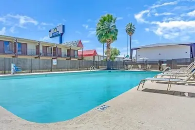 Image de Urban Retreat in the Heart of the City! 3 Family-friendly Rooms! Outdoor Pool!