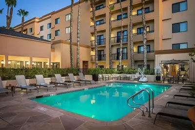 Image de Indulge in Home-Like Comfort! 3 Relaxing Units, Near Glenwood Park, Pet-Friendly