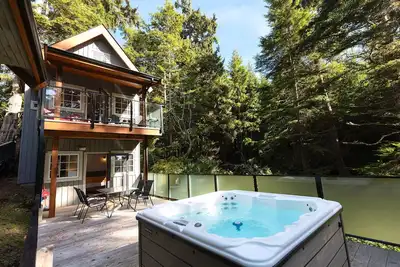 Image de Hot Tub · Spacious Cabin w/ Views on Terrace Beach! ⎮Captain's Quarters
