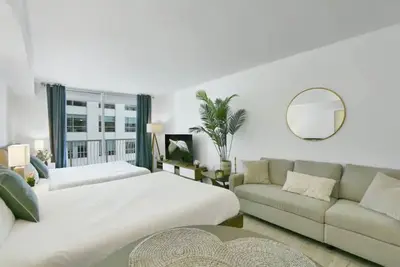 Image de Glam Studio: Sleep up to 5 | Pool | Gym | Parking