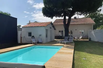 Image de Maison 7 Chambres Avec Piscine, à 900m de la Plage!