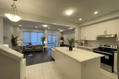 Image de Modern Elegant Full Townhouse In Prestigious UnionVilla, Augus Glen Community