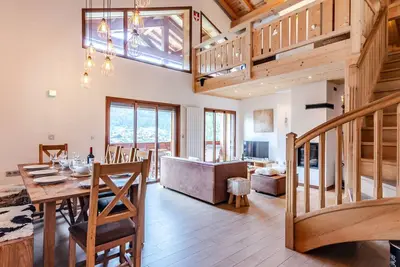 Image de Appartement duplex rénové avec cheminée, terrasse et parking - 4 chambres