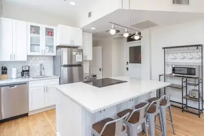 Image de Downtown Digs! Stay above the heart of the city!